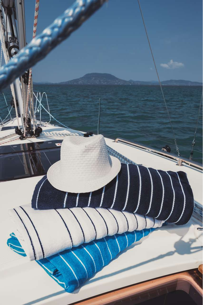 OLIMA BEACH STRIPED TOWEL